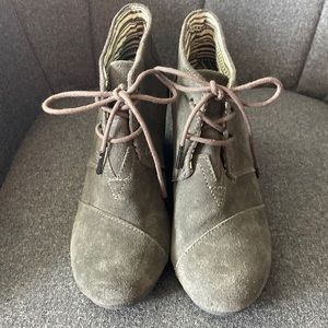 TOMS Kayla Grey Wedge Suede Ankle Booties Size 7